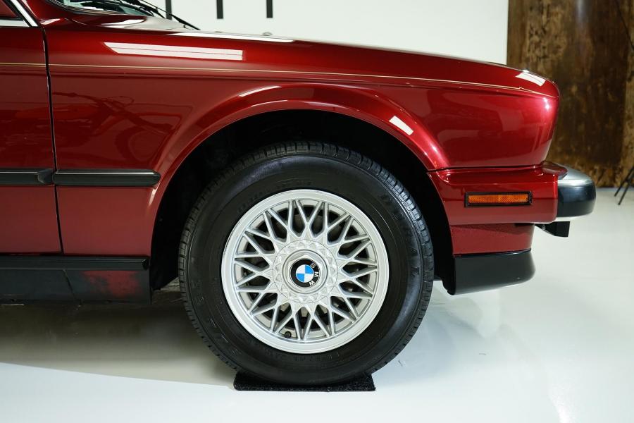 Детали экстерьера BMW 325i Convertible (Calypso Red) 1990 года  (фото 188 из 190)